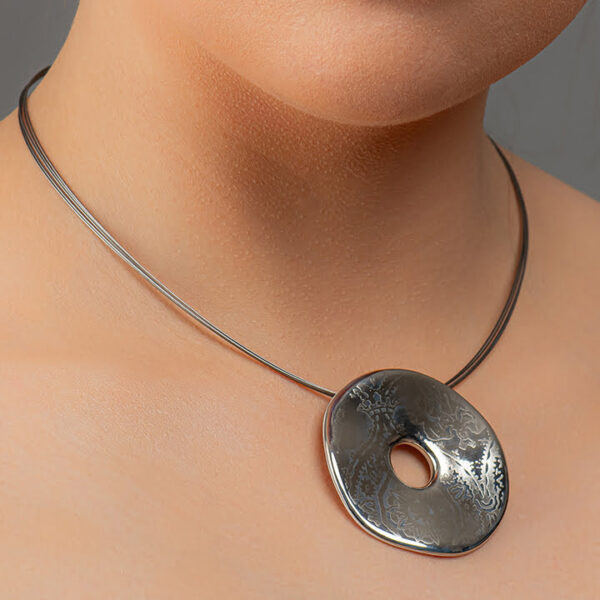 Jednoduchý platinový okrúhly prívesok z jemného porcelánu