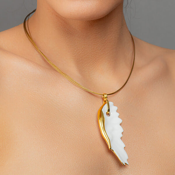 Jemný porcelánový prívesok s bielym zlatým anjelským krídlom