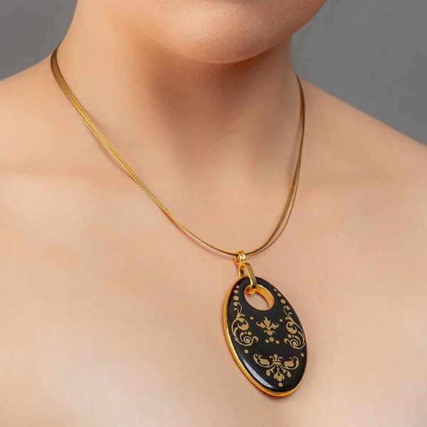 Barokový čierny a zlatý oválny prívesok