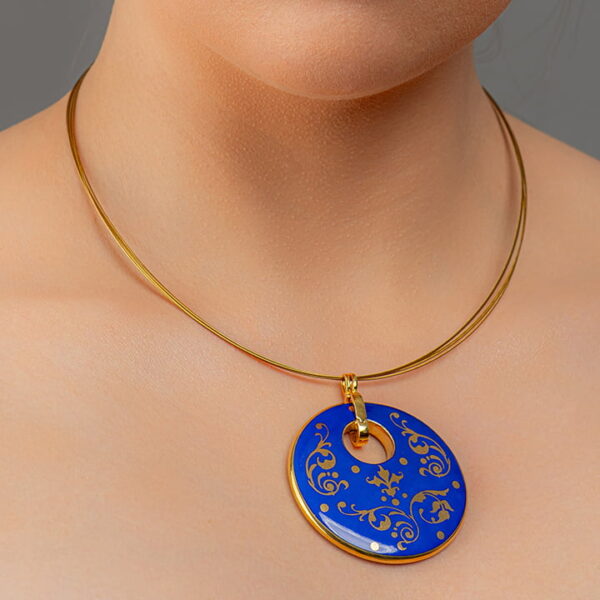 Barokový modrý prívesok z jemného porcelánu