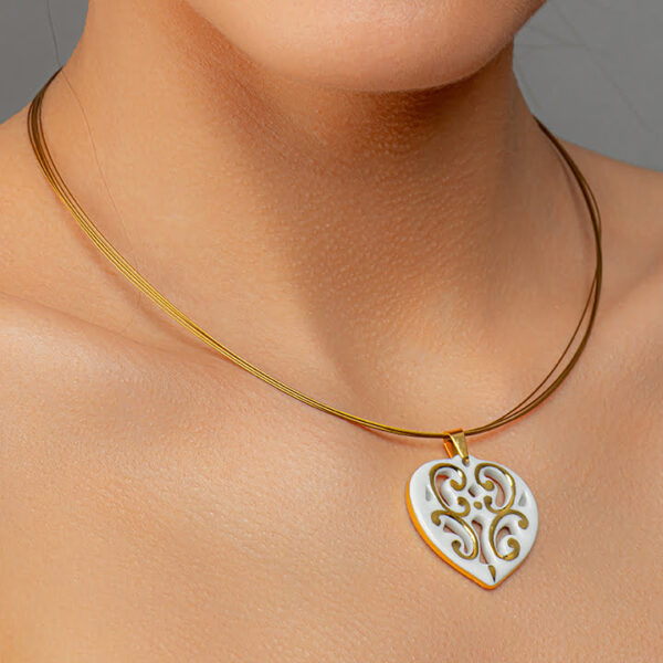 Jemný porcelánový prívesok Aero White & Golden Heart