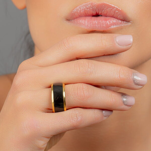 Minimálny čierny a zlatý prsteň z jemného porcelánu