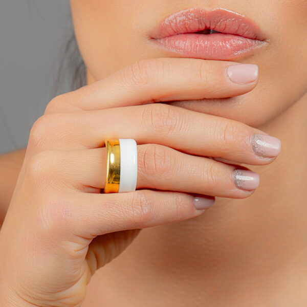 Minimálny biely a zlatý prsteň z jemného porcelánu