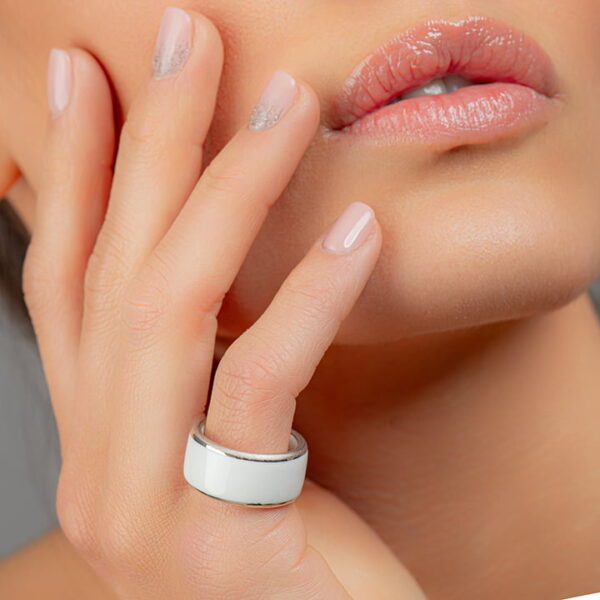 Minimálny biely a platinový prsteň z jemného porcelánu