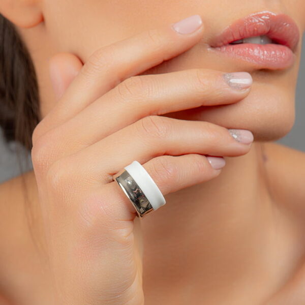 Minimálny biely a platinový prsteň z jemného porcelánu